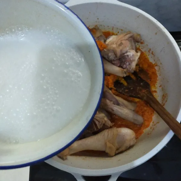 Lalu tambahkan santan.