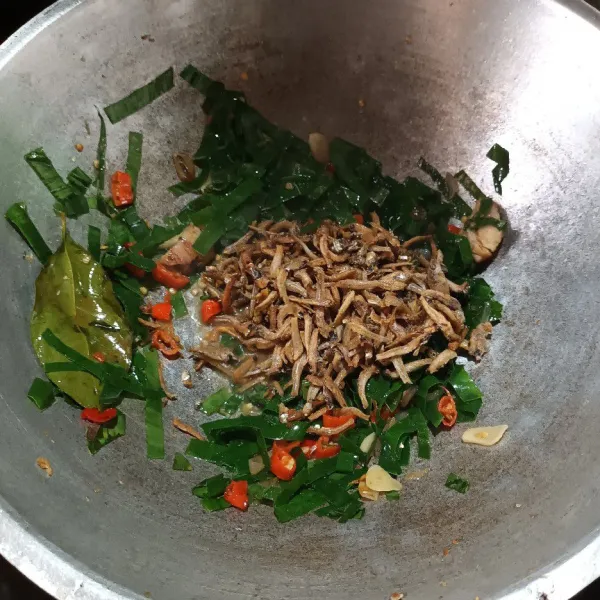 Lalu masukan ikan teri goreng. Aduk kembali.