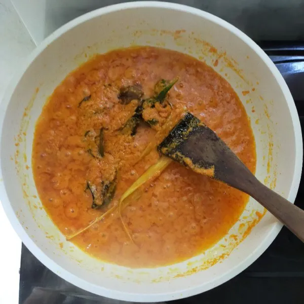 Tumis bumbu halus, daun salam, daun jeruk, daun kunyit dan serai hingga harum dan matang.