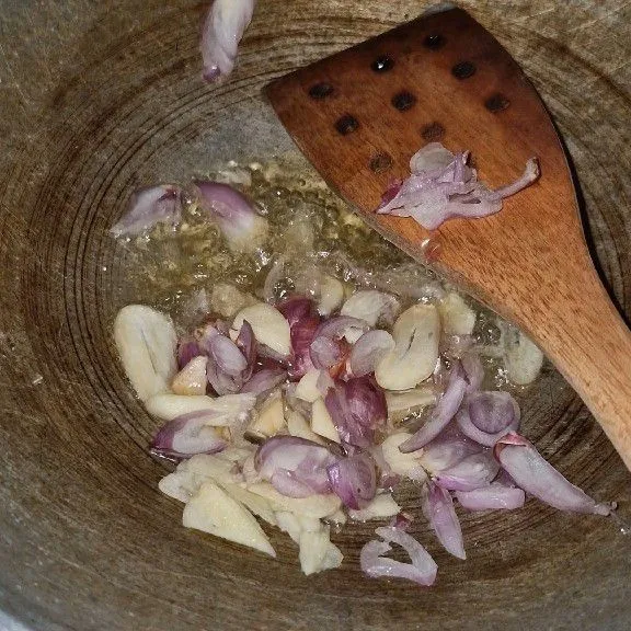 Tumis sampai harum iris bawang merah dan bawang putih.