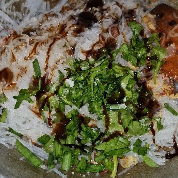 Tambahkan iris daun kucai dan Daun bawang, kecap, garam, saus tiram dan gula pasir.