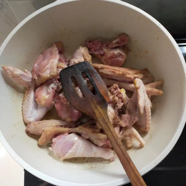 Cuci bersih ayam,lalu lumuri dengan jeruk nipis.bakar ayam di atas kompor atau fry pan,bakar selama 20 menit,lalu bolak balik supaya matang merata.
