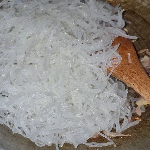Masukkan mie bihun.