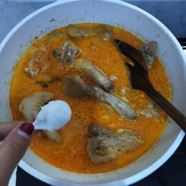 Beri garam, kaldu bubuk dan gula pasir,aduk rata dan masak hingga matang, kemudian tes rasa lalu matikan api.