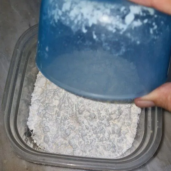 Campur tepung terigu dan tapioka.