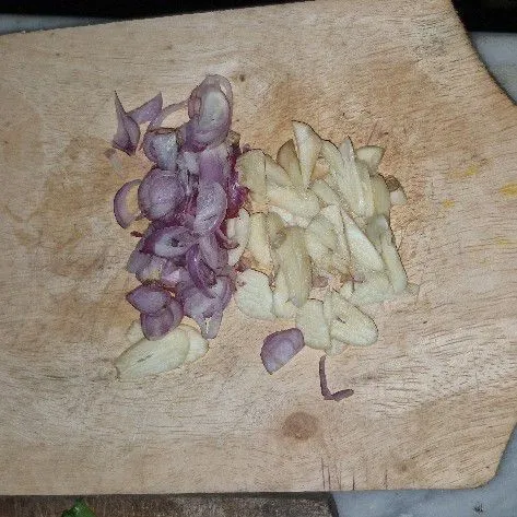 Iris tipis bawang merah dan bawah putih.