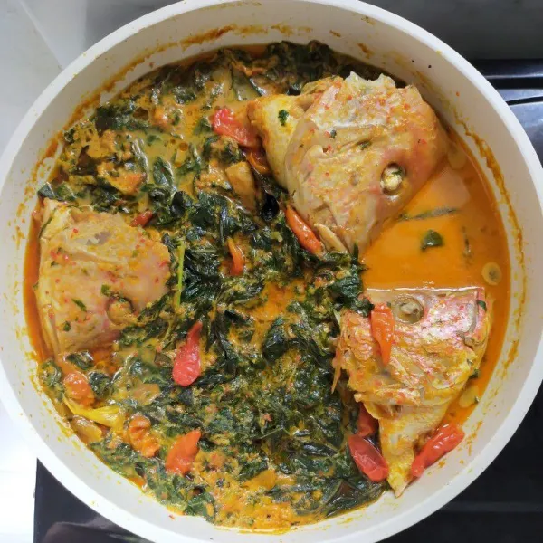 Aduk rata dan masak hingga matang,lalu tes rasa kemudian matikan api.