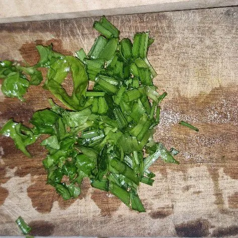 Iris daun Kucai dan Daun bawang.
