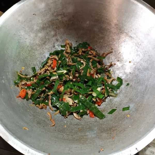 Aduk sampai daun kunyit empuk. Matang dan siap disajikan.