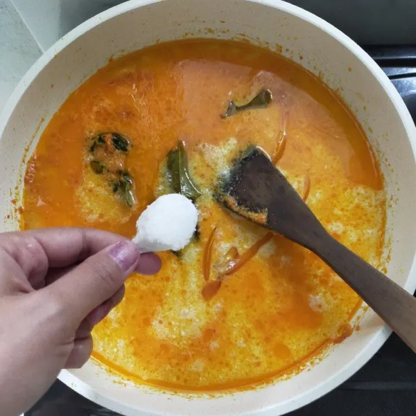 Beri garam, kaldu bubuk dan gula pasir.