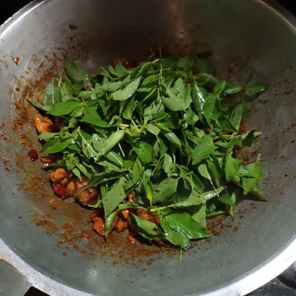 Tes rasa, lalu masukan daun kemangi. Aduk.
