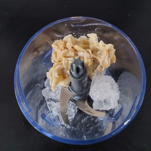 Siapkan choper,masukan es batu dan daging buah durian