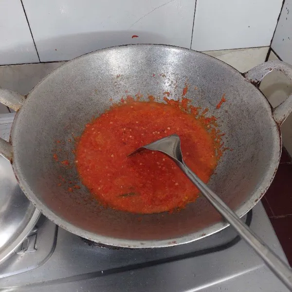 Siapkan wajan,tumis bumbu halus hingga harum, tambahkan daun jeruk garam, gula pasir, merica bubuk dan kaldu bubuk.
