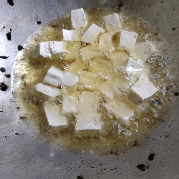 Goreng tahu hingga berkulit. Angkat dan sisihkan.