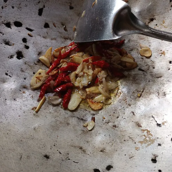 Masukkan cabe. Tumis hingga harum.