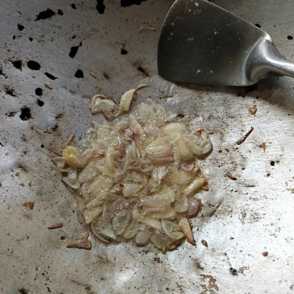 Tumis  bawang merah dan bawang putih hingga harum.