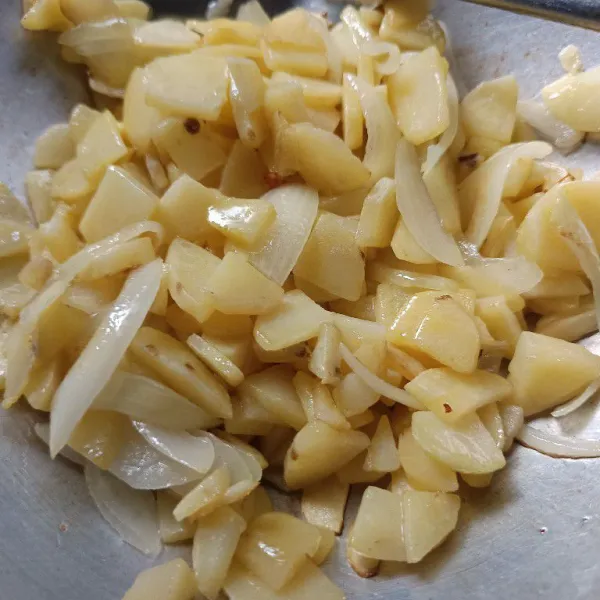 Masukkan kentang goreng. Aduk rata.