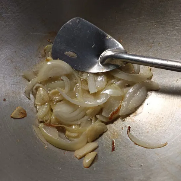 Tumis bawang Bombay dan bawang putih hingga harum.