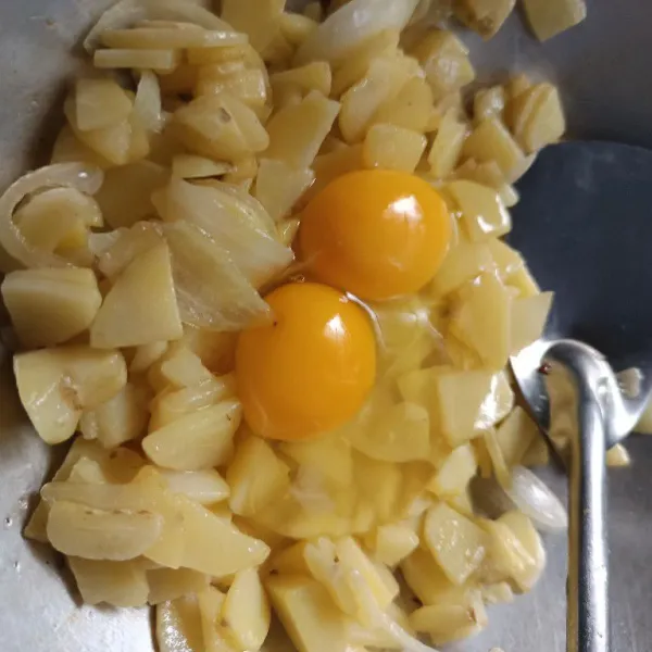 Masukkan telur. Aduk rata.