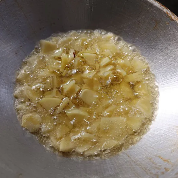 Goreng kentang sampai setengah matang /mulai berkulit. Tiris dan sisihkan.