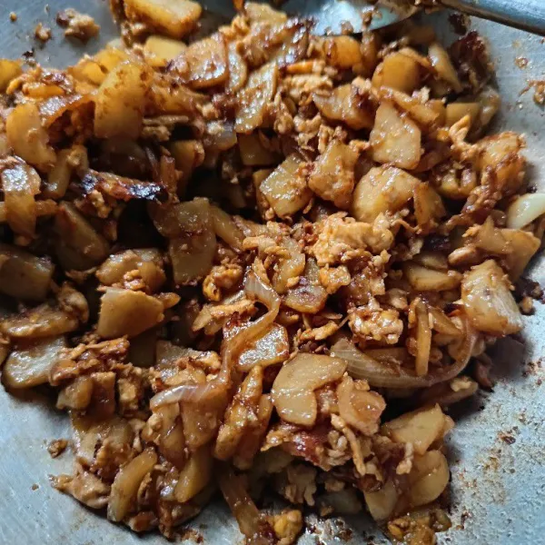 Masukkan kecap manis, kecap Inggris, saus tiram, merica, kaldu jamur. Aduk rata.