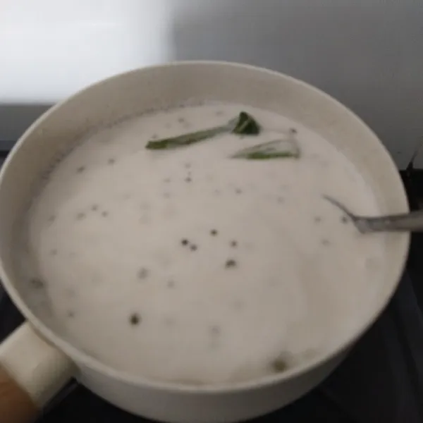 Masak sampai mendidih sambil terus diaduk