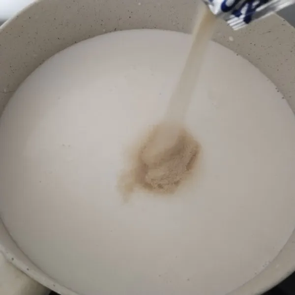Masukkan agar-agar powder, gula, garam, dan daun pandan, aduk rata