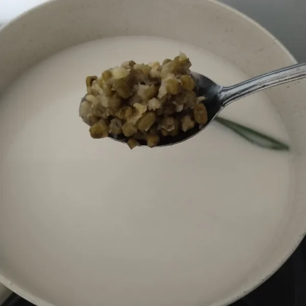 Masukkan kacang hijau, aduk rata