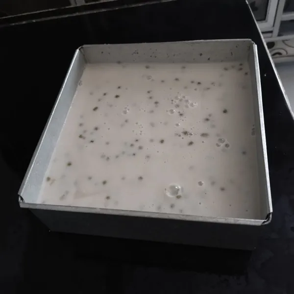 Masukkan dalam cetakan, diamkan sampai set, masukkan ke dalam kulkas agar rasanya lebih segar