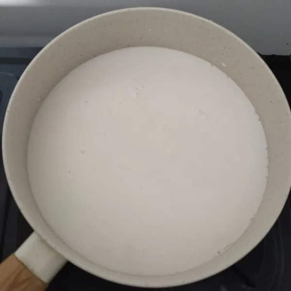 Masukkan santan ke dalam panci