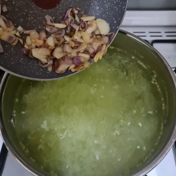 Masukkan tumisan bawang ke dalam panci.