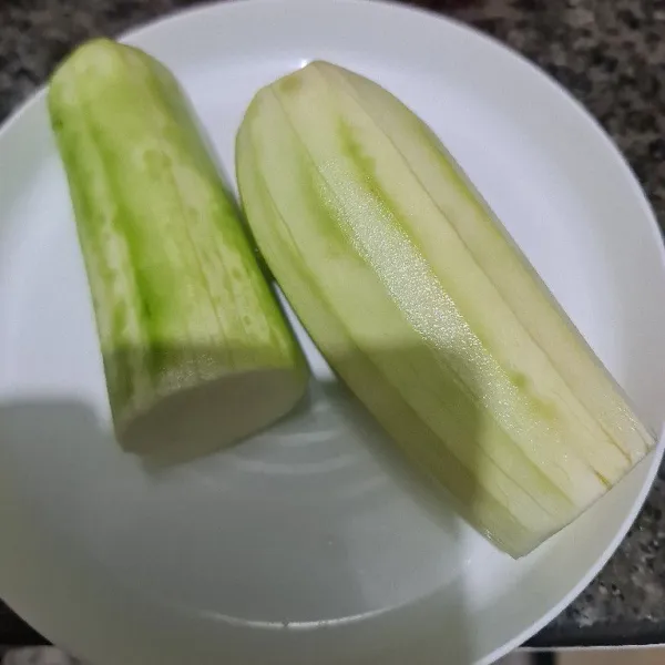Kupas dan cuci bersih zucchini.