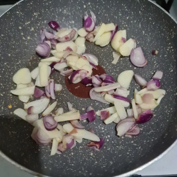 Panaskan minyak goreng, masukkan bawang merah dan bawang putih.