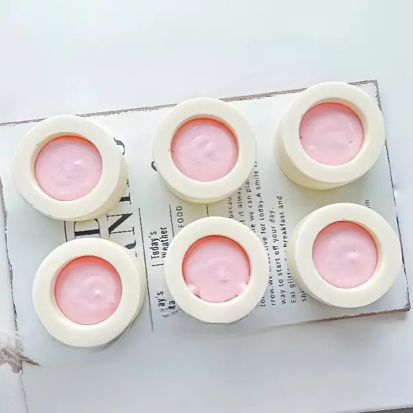 Keluarkan adonan dari cetakan. Isi adonan putih dengan adonan pink di tengahnya