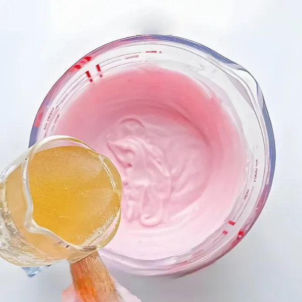 Masukkan 200 gr yogurt plain secara bertahap, aduk hingga tercampur rata. Cairkan gelatin yang sudah direndam, lalu masukkan ke dalam campuran. Aduk hingga tidak ada gumpalan. Tuang campuran ke dalam cetakan dan dinginkan di lemari es selama minimal 4 jam