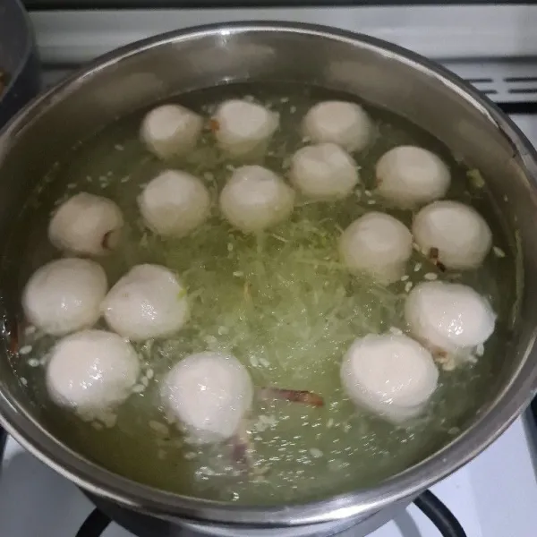 Masukkan bakso ikan.