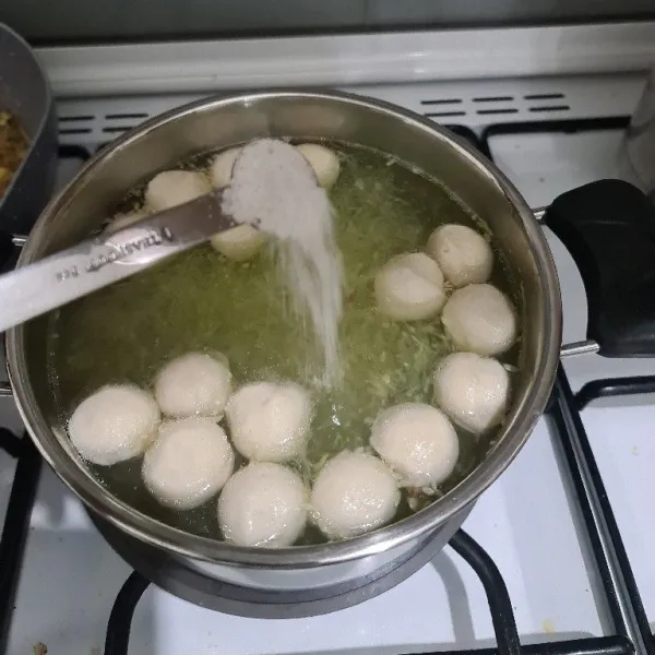 Bumbui dengan penyedap rasa, gula pasir, garam dan merica bubuk. Biarkan hingga mendidih.