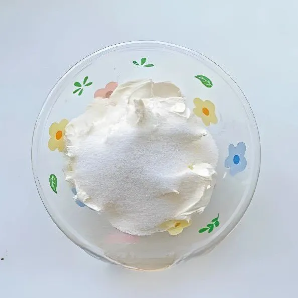Rendam 15 gr gelatin dalam air dingin hingga lunak. Campurkan 200 gr whipped cream suhu ruang dengan 30 gr gula halus hingga larut