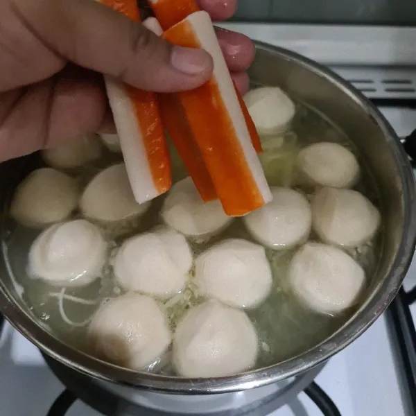 Masukkan crabstick dan biarkan hingga matang.