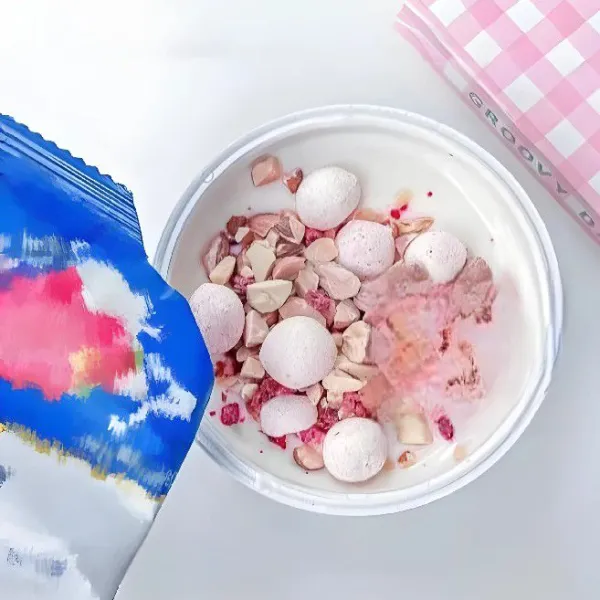 Campurkan 50 gr whipped cream, 30 gr yogurt plain, 5 gr gula halus, 3 ml jus buah naga dan permen kacang (snak kriuk), aduk rata