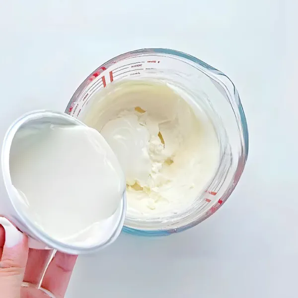 Rendam 30 gr gelatin dalam air dingin hingga lunak. Campurkan 480 gr whipped cream suhu ruang dengan 60 gr gula halus hingga larut