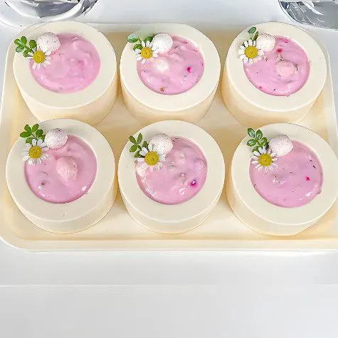 Setelah itu, beri whipped cream campurkan permen di tengah kue. Dinginkan Lagi dalam kulkas selama 1 jam