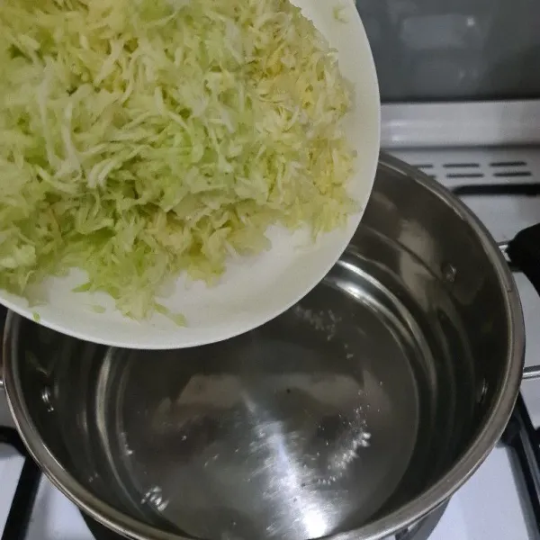 Didihkan air dan masukkan zucchini.