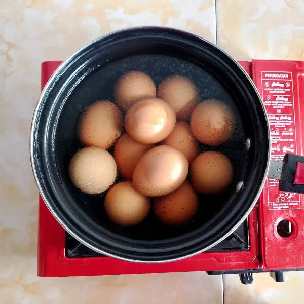 Rebus telur dengan secukupnya air, tambahkan sedikit minyak goreng, kemudian rebus hingga matang.