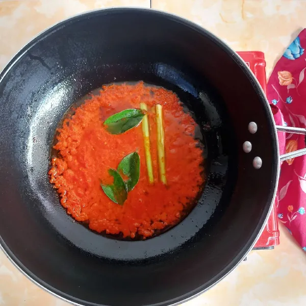 Panaskan secukupnya minyak goreng, kemudian tumis bumbu halus bersama serei dan daun jeruk hingga harum.