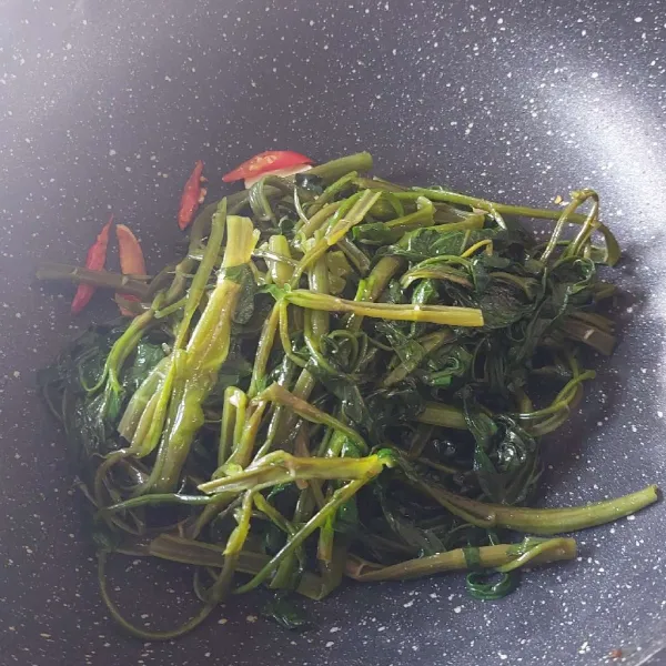 Tambahkan kangkung, aduk rata.