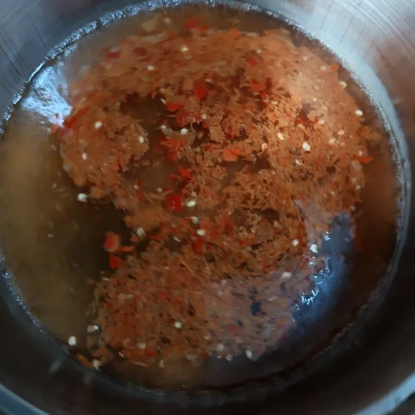 Panaskan air, masukkan bumbu halus. Tambahkan gula dan garam, koreksi rasa, didihkan. Angkat.