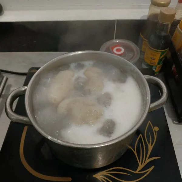 Didihkan air, rebus pempek model hingga mengapung.