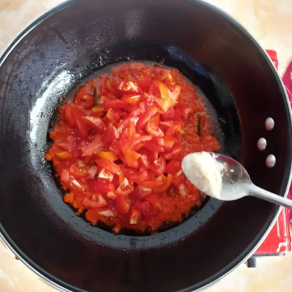 Masukkan potongan tomat, kaldu, terasi bubuk, dan secukupnya air.aduk hingga tomat layu, koreksi rasa.
