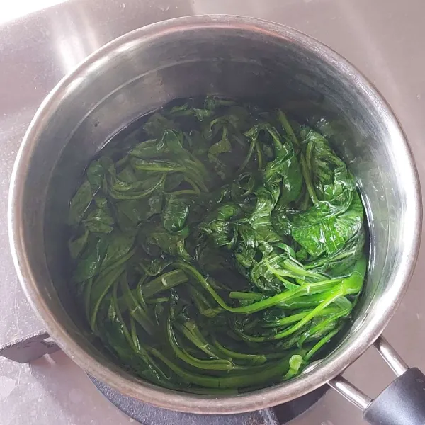 Bersihkan kangkung, belah, lalu rebus sebentar di air mendidih yang dibubuhi sedikit garam dan minyak goreng.